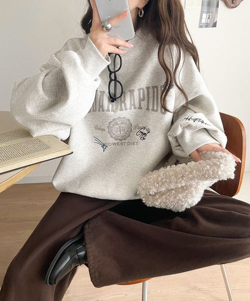 今っぽカジュアルの本命スウェット♪エンブレム風らくがき刺繍入りフロッキープリント裏起毛プルオーバー（長袖） ce1260508