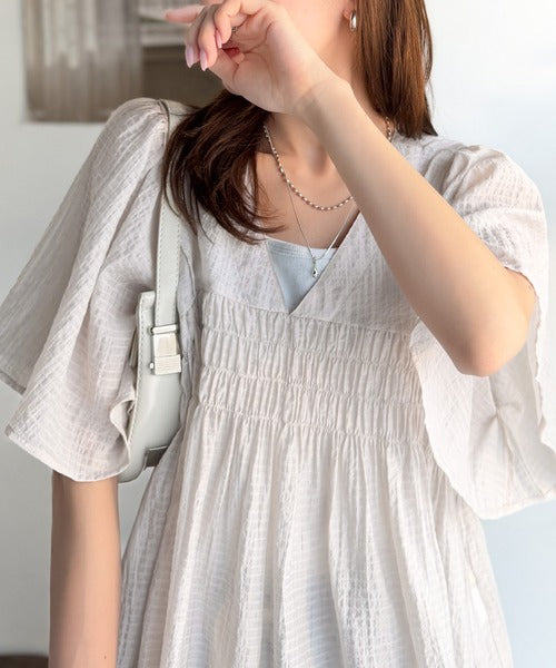 ふんわり、華奢見え。シャーリング切替フレアスリーブシアーブラウスチュニック（半袖） ce1070198