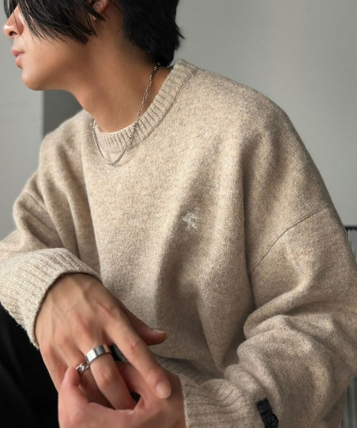 《JaVaジャバコラボ》「ふんわり」「もっちり」「しっかり」が揃った！ミックス調オーバーサイズ胸刺繍入りニットセーター jo1250003