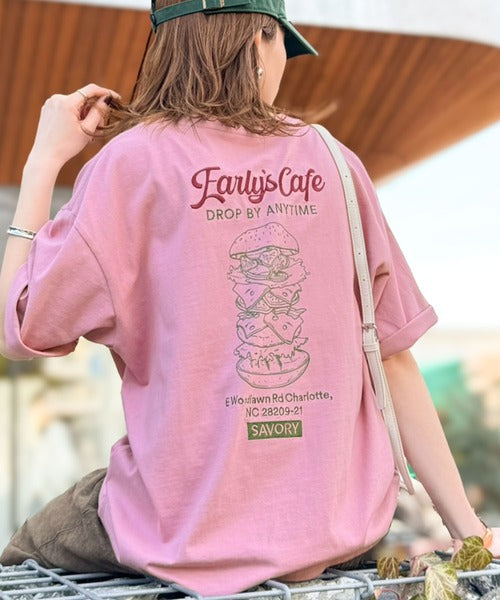 《JaVaジャバコラボ》遊び心のあるカフェロゴが映えるバックプリントT。刺繍使いハンバーガーデザインTシャツ jo1320016