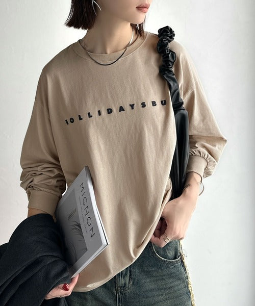 大人の上品カジュアルを楽しむ。ゆったりシルエット 綿100％シルケット風シンプル英字ロゴTシャツ（長袖） ce1330048