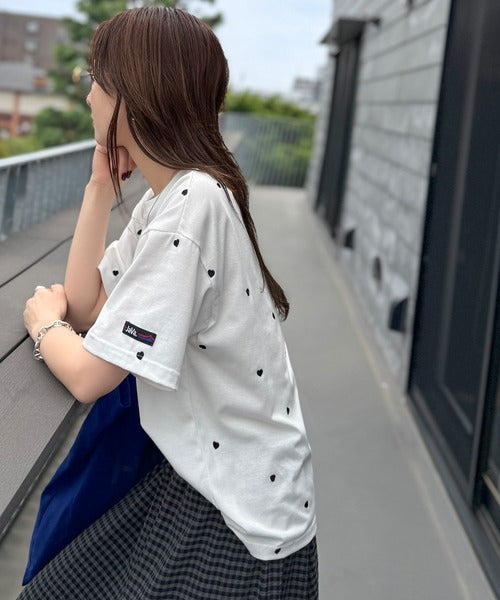 《JaVaジャバコラボ》春夏のカジュアルに、大人の“可愛い”をプラス。ミニハート刺繍Tシャツ（半袖） jv1010470