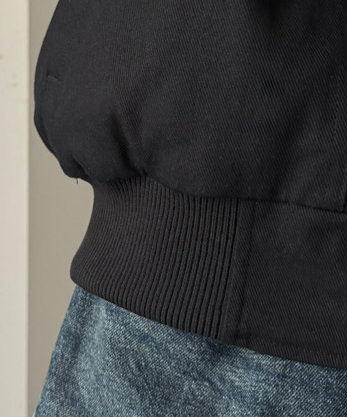 《JaVaジャバコラボ》大人のカジュアルは、素材で魅せる。胸刺繍フード付きコットンツイル 裏キルティングジャケット 綿100％ jo0780029