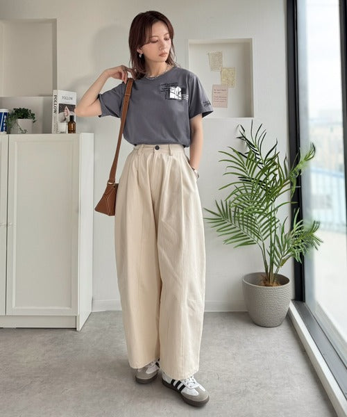 ラフでも品格、シンプルでも存在感。オーガニックコットン混 綿100％ グラフィック飛び刺繍フォトTシャツ（半袖） ce1260537