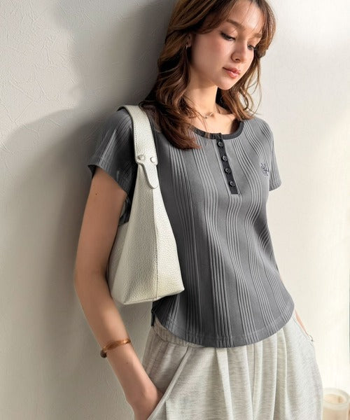 【mily bilet】洗練配色でクラスアップ。オーガニックコットンランダムテレコロゴ刺繍ヘンリーネックトップス mi1269014