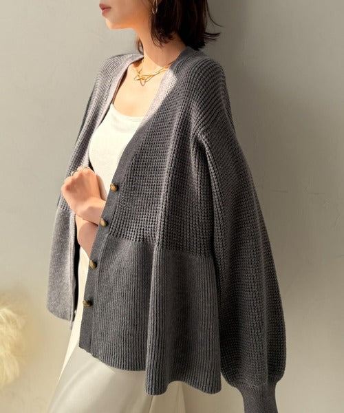 【Classical Evon】ペプラムで叶える、大人の華やぎ。ワッフル編み切り替えペプラムニットカーディガン（長袖） ev1420003