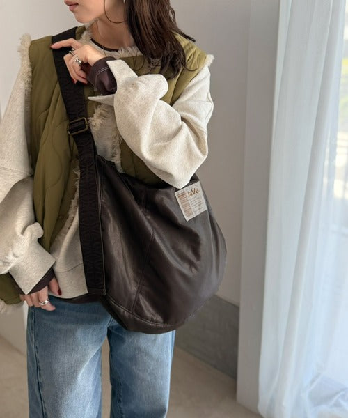 《JaVaジャバコラボ》軽量×大容量◎ラフにキマる上質感。BIGフェイクレザーワンショルダーバッグ(ユニセックス) jv1070254