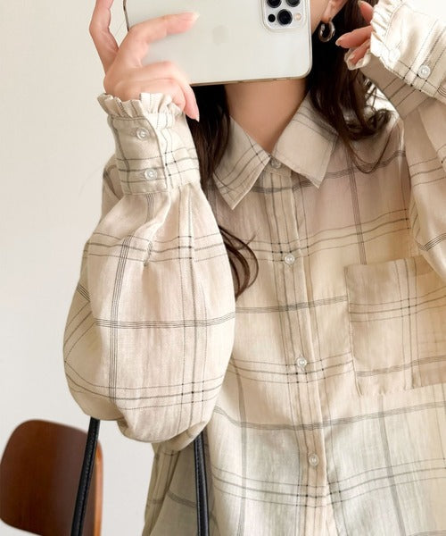 ほんのり透けるチェック柄で、涼しげにこなれる。胸ポケット付きオーバーサイズシアーチェックシャツ(長袖) ce1410033