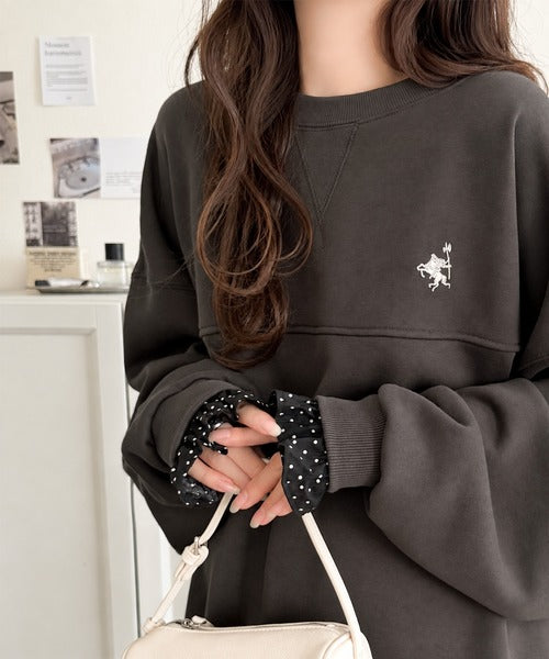 ちらっと覗くフリルで、いつものお洒落を格上げ♪袖先ドット柄フリル使い胸元刺繍入りオーバーサイズ裏起毛スウェット（長袖） ce1260636