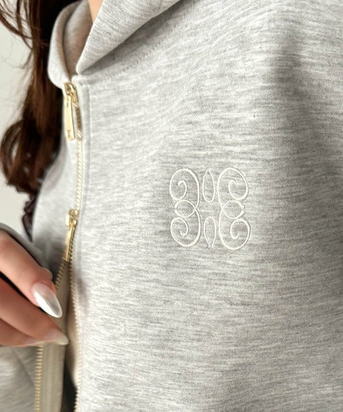 【mily bilet】大人のこなれ感が魅力。胸刺繍ダブルジップクロップドダンボールパーカー(ショート丈) mi1329011