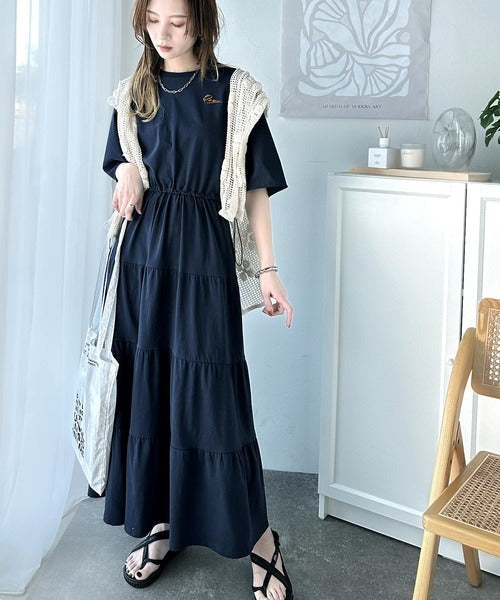 女性らしさを引き立てるデザインが魅力。胸刺繍ドロストティアードワンピース ce1260391