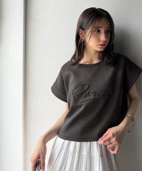 《JaVaジャバコラボ》上品な大人の抜け感。フロントPAEANエンボス加工半袖Tシャツ（ロゴ） jv1260427