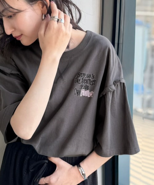 ほどよい甘さと抜け感を。大人かわいい綿100%袖フリル胸刺繍トップス(半袖) ce1020338