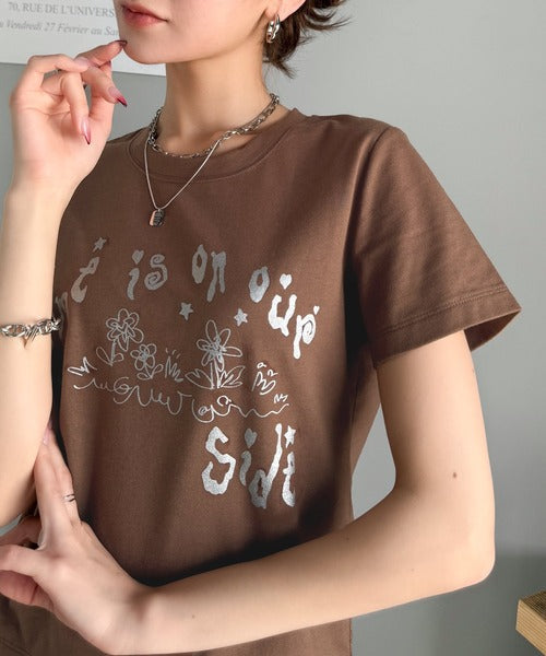 【mily bilet】大人の上品グラフティ。ハンドペイントライクシルバープリントコンパクトTシャツ mi1329023