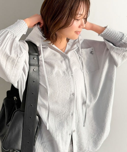 【接触冷感機能付き】冷感＆シアー素材で涼しく彩る。胸刺繍フード付きシアーシャツ（長袖） ce1070209