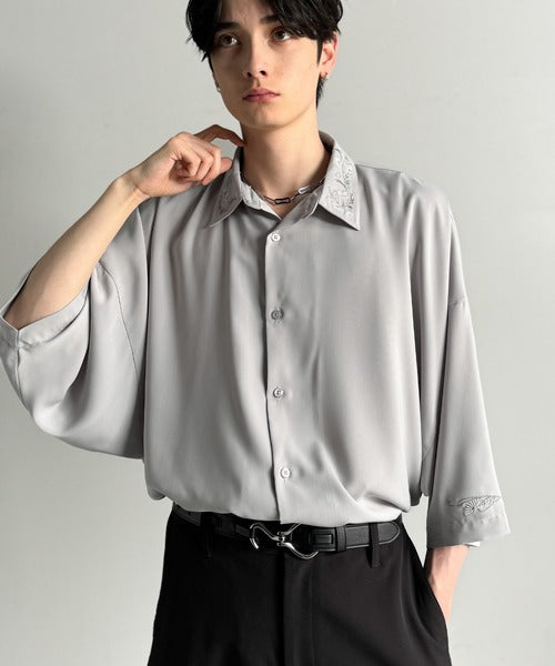 「雰囲気アガる。」衿刺繍ドレープドルマンシャツ／Embroidered Collar Draped Dolman Shirt co1010004