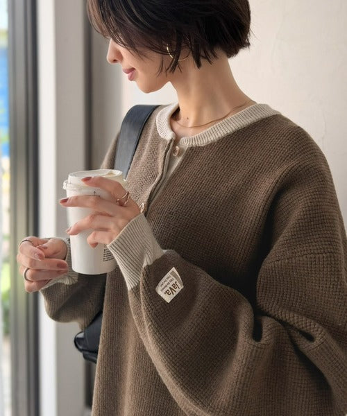 《JaVaジャバコラボ》ふっくら、袖たっぽり。ワッフル編みヘンリーネックオーバーサイズ配色ニット jv1350022