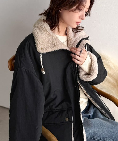 《JaVaジャバコラボ》ふわもこに、ひとクセ。パーツが際立つ異素材コンビ。ボア×ナイロンハイネックジャケット jv1240136