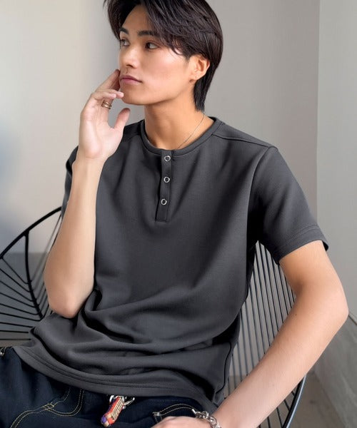 【接触冷感機能付き】肩切り替えショート丈ダンボール素材ヘンリーネックTシャツ／Shoulder Panel Cropped Double-Knit Henley T-Shirt co1010056