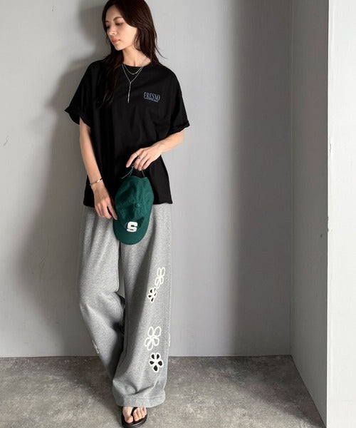 纏うだけで、洒落感アップデート◎綿100％ニュースペーパーロゴプリントオーバーサイズTシャツ ce1330046