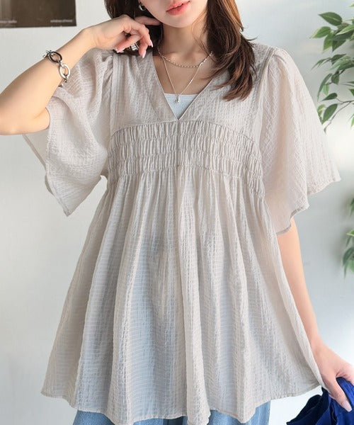 ふんわり、華奢見え。シャーリング切替フレアスリーブシアーブラウスチュニック（半袖） ce1070198
