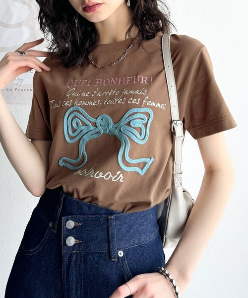 【mily bilet】華やか大人ガーリー。リボンコード刺繍プレートデザインTシャツ mi1329025