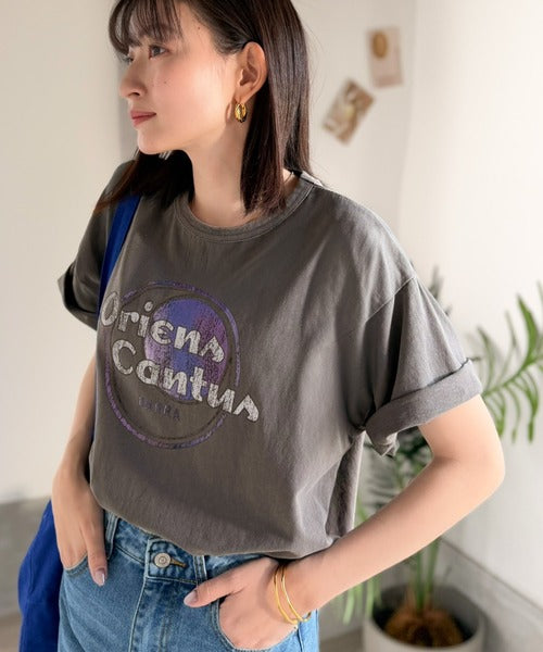 《JaVaジャバコラボ》遊びと余裕をこの1枚で。コットン100％コンパクトグラフィックロゴTEE（半袖） jv1050367
