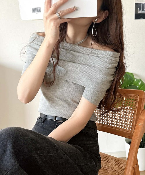 視線を奪う、美デコルテ。華奢見えを叶える、絶妙ドレープが◎ タイ付き五分袖オフショルトップス ce1240086