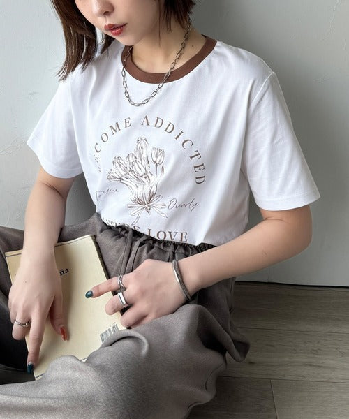 トレンドのディテールが魅力。シルケットフラワーカーブロゴリンガー半袖Tシャツ ce1020196