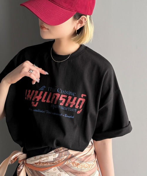 《JaVaジャバコラボ》お洒落見え確定。綿100％タイ料理メニュー風プリントルーズフィットTシャツ(オーバーサイズ) jv1029127