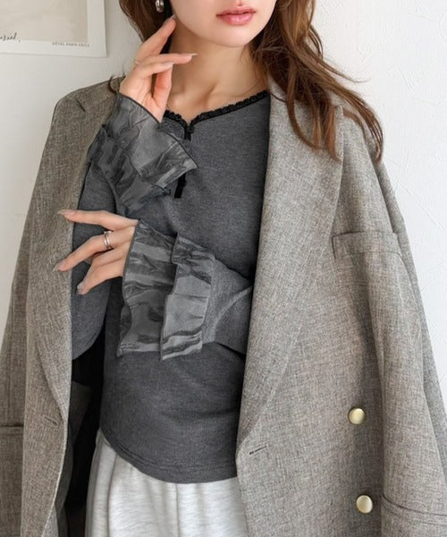 【mily bilet】大人フェミニンを叶える。袖フリルレースヘンリーネックトップス mi1359050