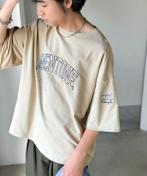 《JaVaジャバコラボ》【吸水速乾機能付き】Tシャツ派にこそ試してほしい！さらっと夏場も快適なカレッジロゴ 飛び刺繍 ミニ裏毛Tシャツ jo1150097