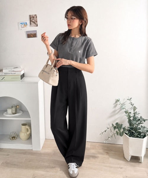 すっきり華奢魅せ。袖ロールアップ胸刺繍入りヘンリーネックリブTシャツ (半袖) ce1410009