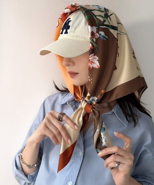 差し色が上品カワイイ♪90cm×90cmパネル柄シルクライク大判スカーフ ce1240056