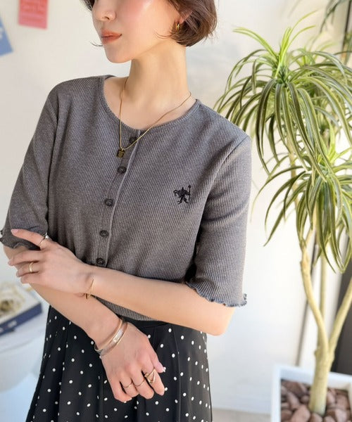 小さめ刺繍の上品さで、ラフなのにきれい見え。胸刺繍メロウワッフルカーディガン（半袖） ce1110192