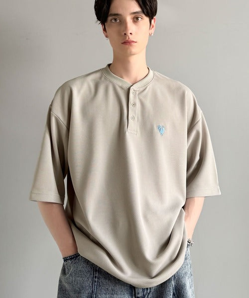 「大人びた遊び心。」刺繍入りハイクオリティダブルフェイス素材バンドカラーポロシャツ／Embroidered High-Quality Double Face Band Collar Polo co1150027