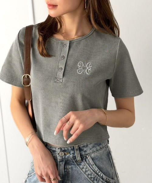 【mily bilet】シンプルを可愛く、今っぽく♪ロゴ刺繍ヘンリーネッククロップドテレコリブ半袖カットソー（ショート丈） mi0789014