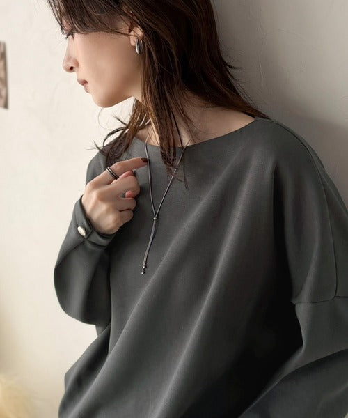 一枚で、品よく華奢見え。袖タック×マットゴールドボタン使い ボートネックポンチ素材プルオーバー（長袖） ce1260639