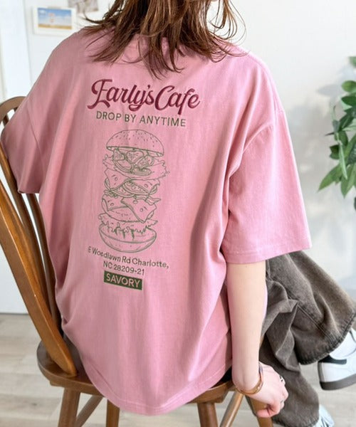 《JaVaジャバコラボ》遊び心のあるカフェロゴが映えるバックプリントT。刺繍使いハンバーガーデザインTシャツ jo1320016