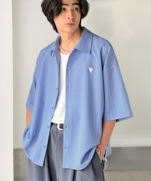 《JaVaジャバコラボ》羽織りとしても重宝する、汎用性の高さが魅力！刺繍入り ヘリンボーン織ストライプ柄 オーバーサイズ半袖シャツ jo1010044