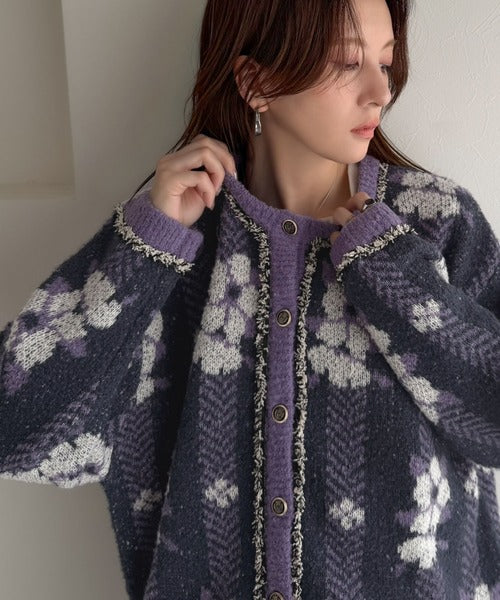 一枚で、レトロ可愛いの全部盛り。花柄ジャガード×ゴールドボタン フリンジニットカーディガン(長袖） ce1020398