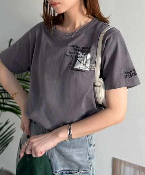 ラフでも品格、シンプルでも存在感。オーガニックコットン混 綿100％ グラフィック飛び刺繍フォトTシャツ（半袖） ce1260537