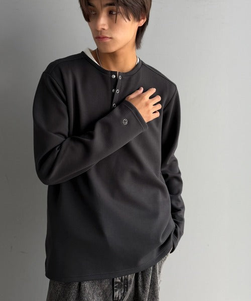 《Classical Origin》首元と袖口で魅せる、大人のゆるT。ダンボール素材ドット釦ヘンリーネックTシャツ（長袖） co1010058