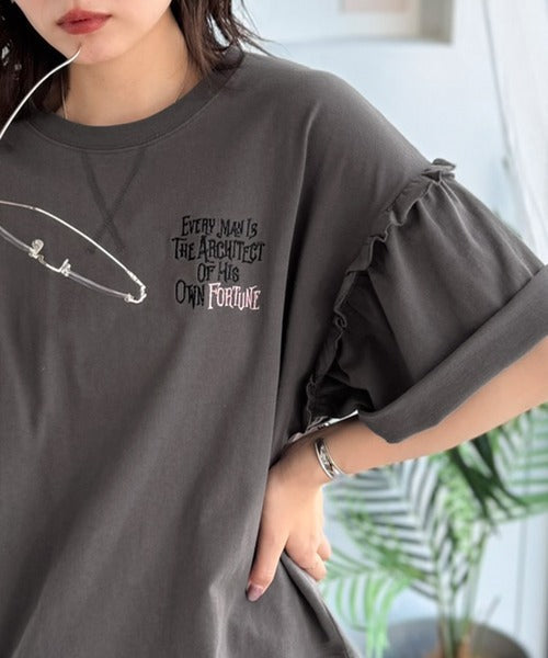 ほどよい甘さと抜け感を。大人かわいい綿100%袖フリル胸刺繍トップス(半袖) ce1020338