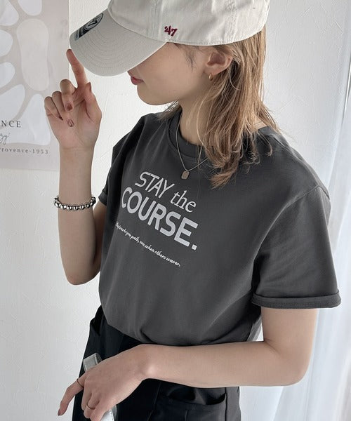 【sustaina+】シンプルなのに格上げ感抜群。オーガニックコットン100%前後2wayロゴ刺繍＆フロッキーTシャツ(半袖) ce1260399