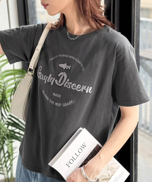 《JaVaジャバコラボ》刺繍とプリントが織りなす唯一無二のデザイン。綿100％おさかな刺繍Tシャツ jv1050359