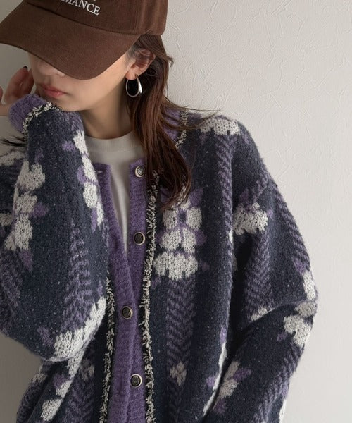 一枚で、レトロ可愛いの全部盛り。花柄ジャガード×ゴールドボタン フリンジニットカーディガン(長袖） ce1020398