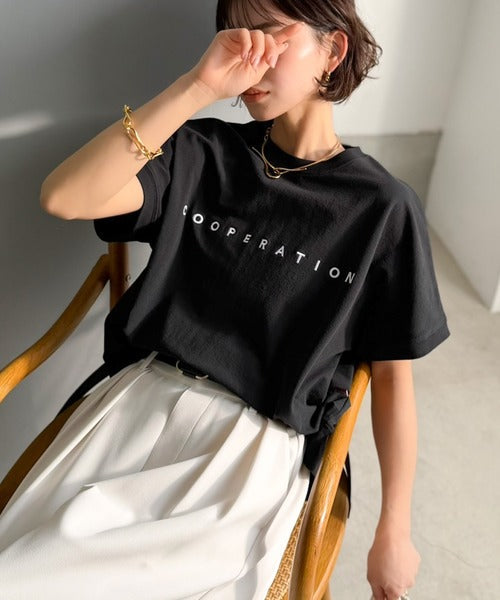 《JaVaジャバコラボ》【イージーケア機能付き】洗練されたミニマルロゴで上品見せ。 刺繍ロゴ フレンチスリーブTシャツ jv1020337