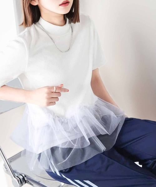 甘さの中にカジュアル要素も取り入れた1枚。チュールフリルモックネックTシャツ ce1010304