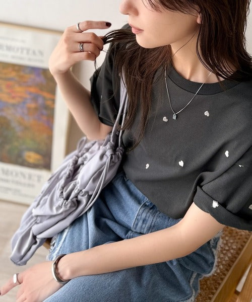 《JaVaジャバコラボ》春夏のカジュアルに、大人の“可愛い”をプラス。ミニハート刺繍Tシャツ（半袖） jv1010470